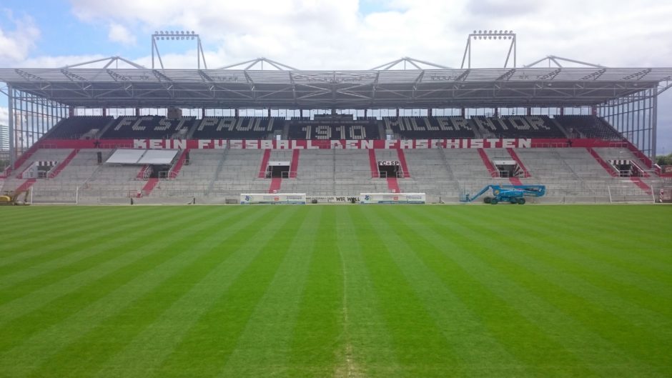 Millerntor Stadion mit dem Schriftzug "Kein Fußball den Faschisten"